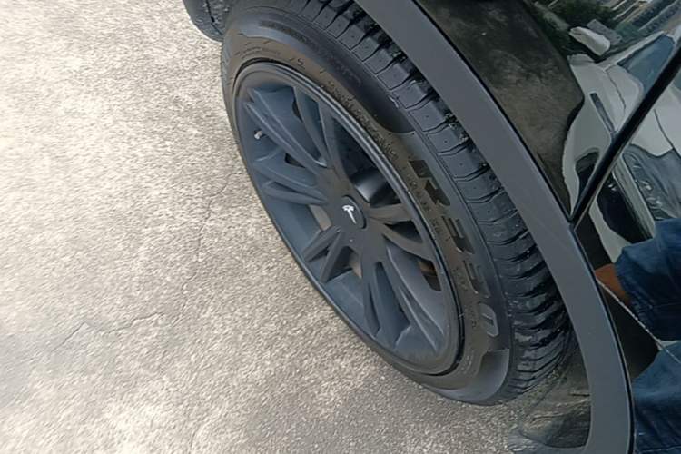 Used Tesla Model Y 2023 Long-Range All-Wheel-Drive Version Right Rear Wheel Hub