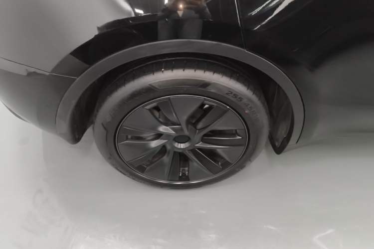 Used Tesla Model Y 2023 Long-Range All-Wheel-Drive Version Right Rear Wheel Hub