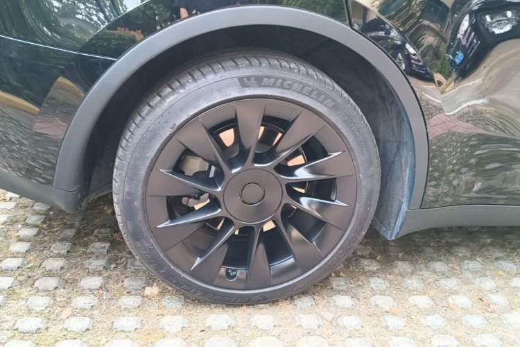 Used Tesla Model Y 2023 Long-Range All-Wheel-Drive Version Right Rear Wheel Hub