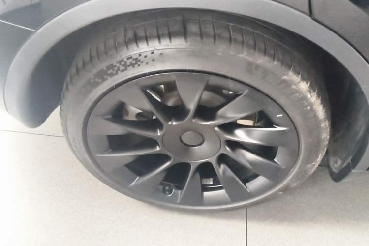 Used Tesla Model Y 2023 Long-Range All-Wheel-Drive Version Right Rear Wheel Hub