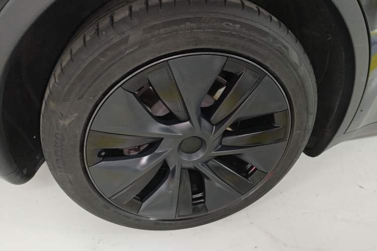 Used Tesla Model Y 2023 Long-Range All-Wheel-Drive Version Right Rear Wheel Hub