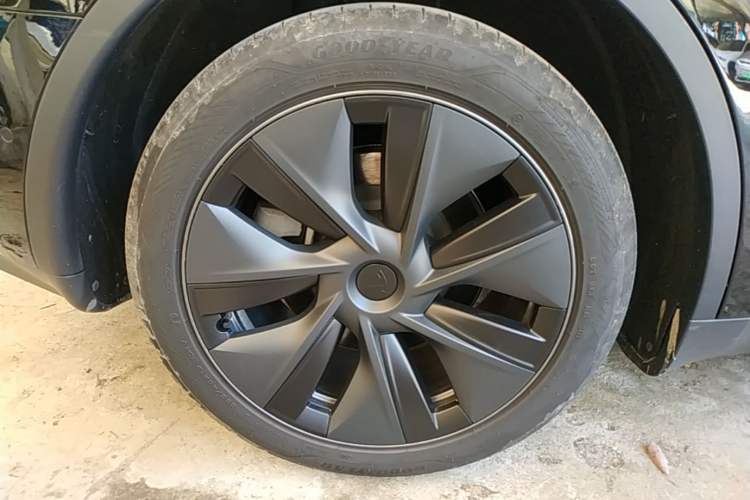 Used Tesla Model Y 2023 Rear-Wheel-Drive Version Right Rear Wheel Hub