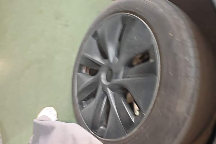 Used Tesla Model Y 2023 Rear-Wheel-Drive Version Right Rear Wheel Hub