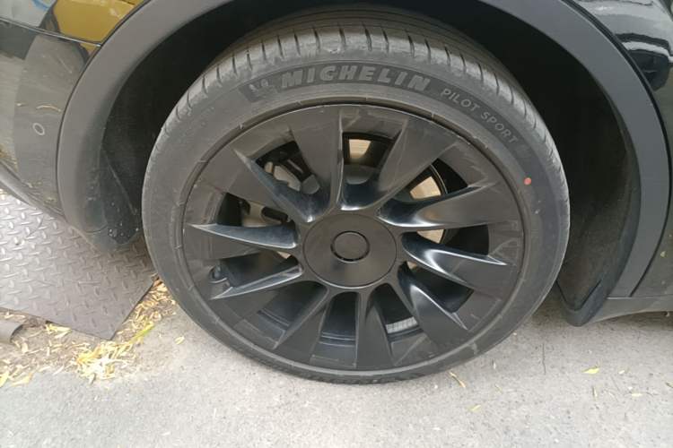 Used Tesla Model Y 2023 Rear-Wheel-Drive Version Right Rear Wheel Hub