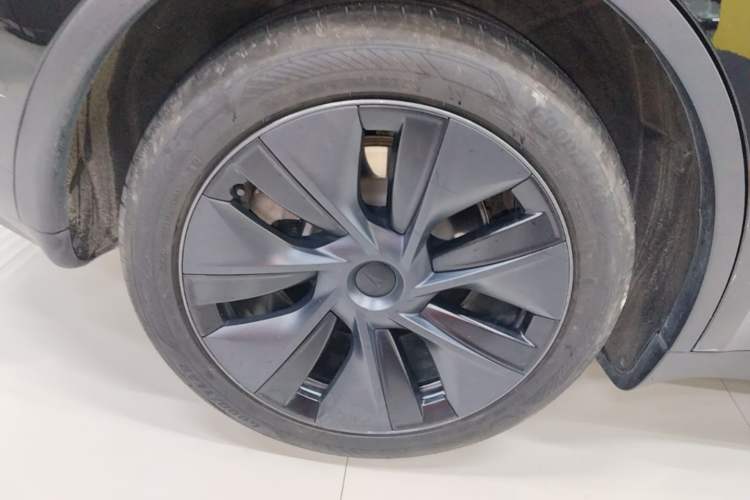 Used Tesla Model Y 2023 Rear-Wheel-Drive Version Right Rear Wheel Hub