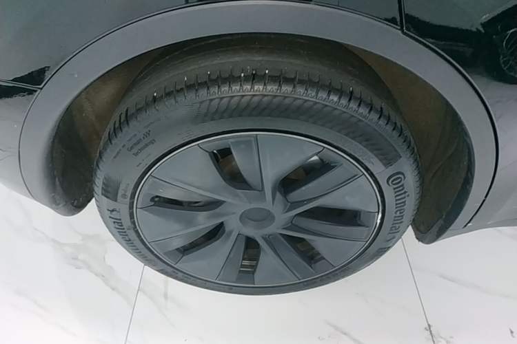 Used Tesla Model Y 2023 Long-Range All-Wheel-Drive Version Right Rear Wheel Hub