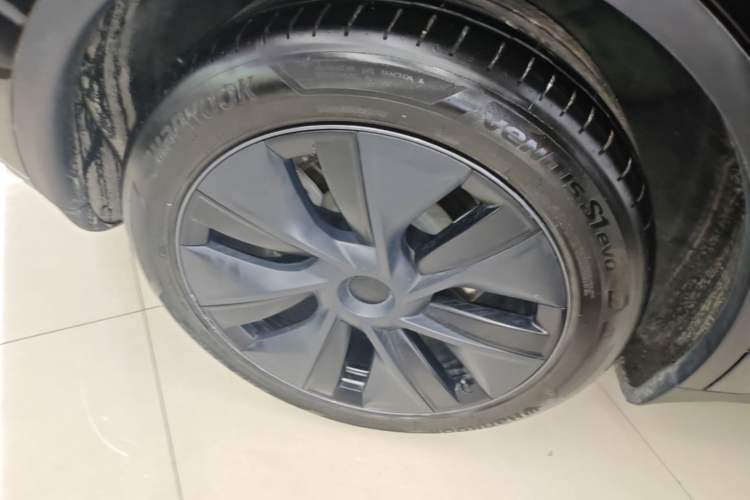 Used Tesla Model Y 2023 Long-Range All-Wheel-Drive Version Right Rear Wheel Hub