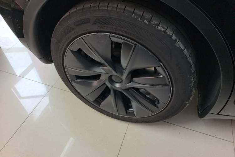 Used Tesla Model Y 2023 Rear-Wheel-Drive Version Right Rear Wheel Hub