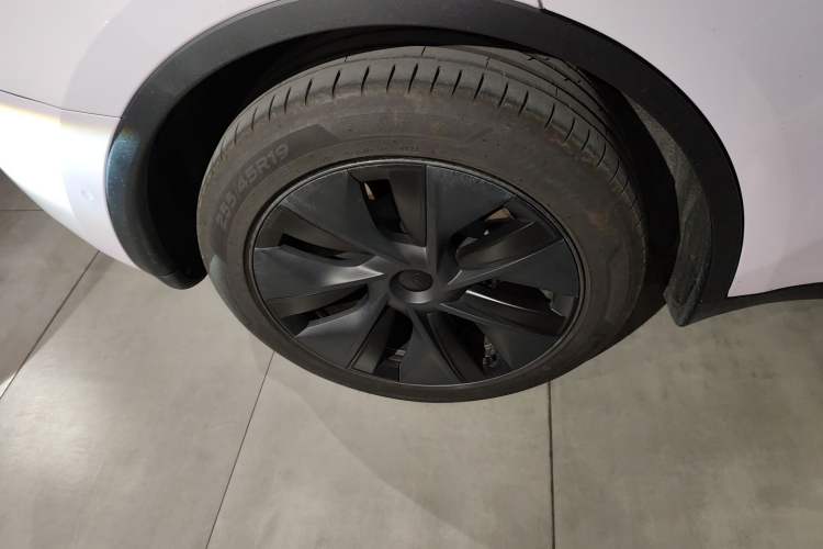 Used Tesla Model Y 2023 Long-Range All-Wheel-Drive Version Right Rear Wheel Hub