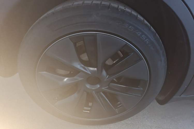 Used Tesla Model Y 2023 Long-Range All-Wheel-Drive Version Right Rear Wheel Hub