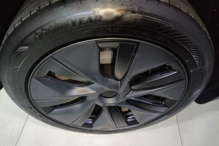 Used Tesla Model Y 2023 Rear-Wheel-Drive Version Right Rear Wheel Hub