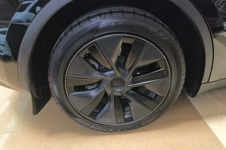 Used Tesla Model Y 2023 Long-Range All-Wheel-Drive Version Right Rear Wheel Hub