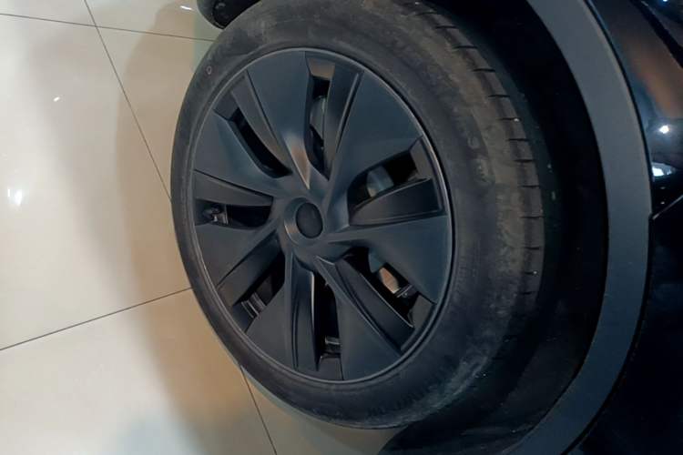 Used Tesla Model Y 2023 Long-Range All-Wheel-Drive Version Right Rear Wheel Hub