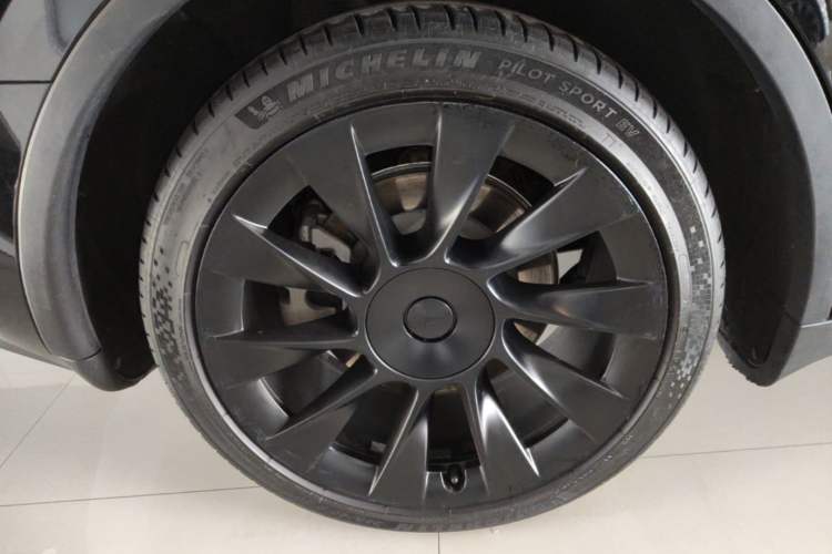 Used Tesla Model Y 2023 Long-Range All-Wheel-Drive Version Right Rear Wheel Hub