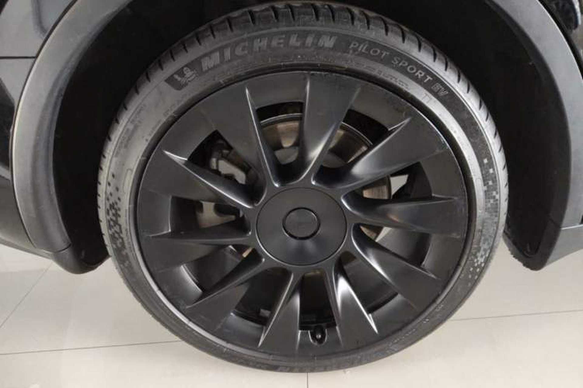 Used Tesla Model Y 2023 Long-Range All-Wheel-Drive Version Right Rear Wheel Hub