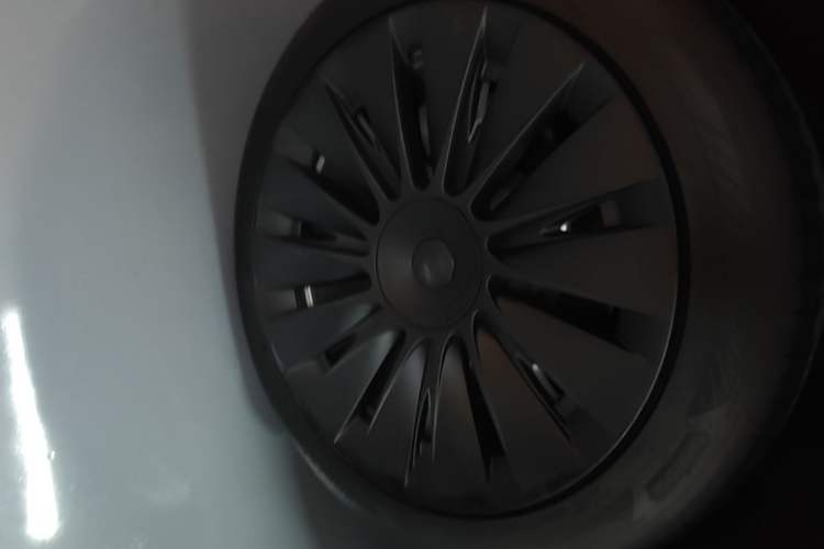 Used Tesla Model Y 2023 Rear-Wheel-Drive Version Right Rear Wheel Hub