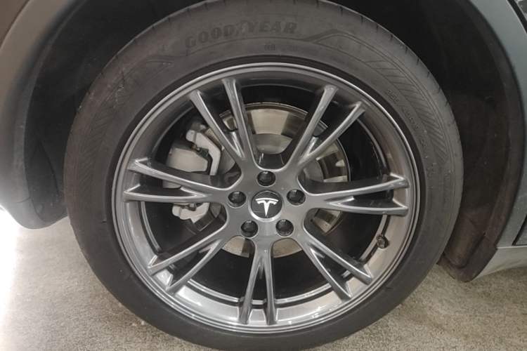 Used Tesla Model Y 2023 Rear-Wheel-Drive Version Right Rear Wheel Hub