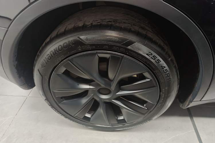 Used Tesla Model Y 2023 Long-Range All-Wheel-Drive Version Right Rear Wheel Hub