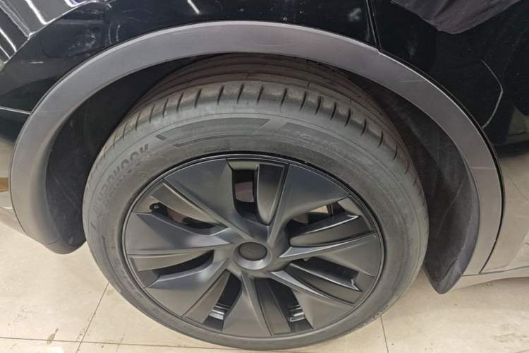 Used Tesla Model Y 2023 Long-Range All-Wheel-Drive Version Right Rear Wheel Hub