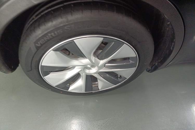 Used Tesla Model Y 2023 Long-Range All-Wheel-Drive Version Right Rear Wheel Hub