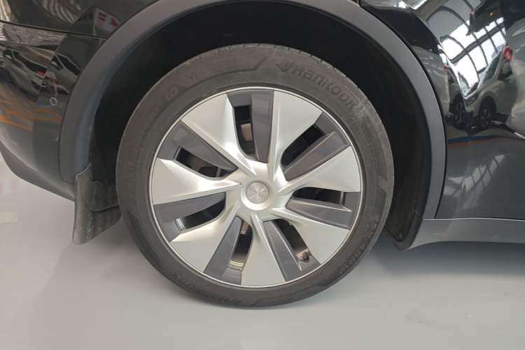 Used Tesla Model Y 2023 Long-Range All-Wheel-Drive Version Right Rear Wheel Hub