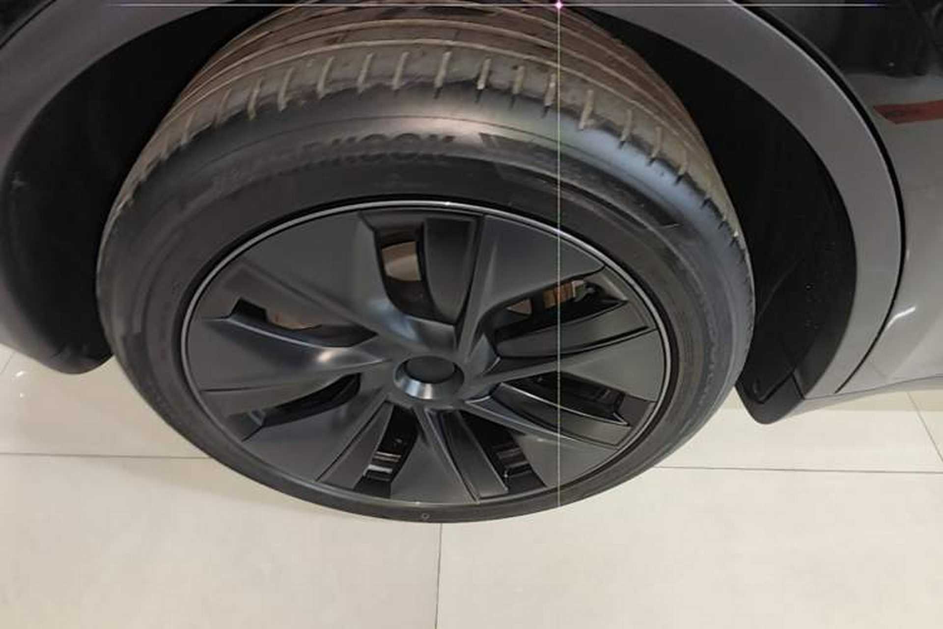 Used Tesla Model Y 2023 Long-Range All-Wheel-Drive Version Right Rear Wheel Hub