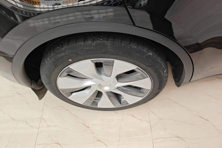 Used Tesla Model Y 2023 Long-Range All-Wheel-Drive Version Right Rear Wheel Hub