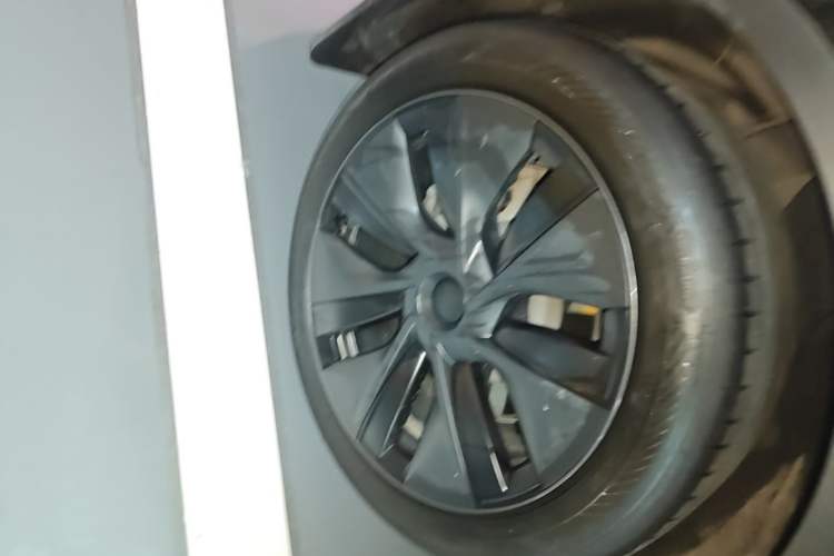 Used Tesla Model Y 2023 Rear-Wheel-Drive Version Right Rear Wheel Hub