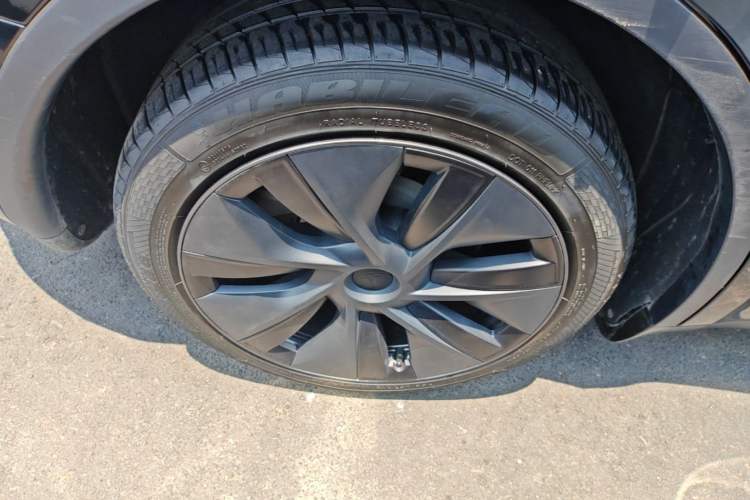 Used Tesla Model Y 2023 Long-Range All-Wheel-Drive Version Right Rear Wheel Hub