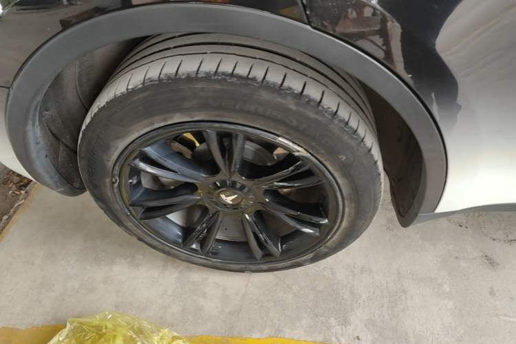 Used Tesla Model Y 2023 Long-Range All-Wheel-Drive Version Right Rear Wheel Hub
