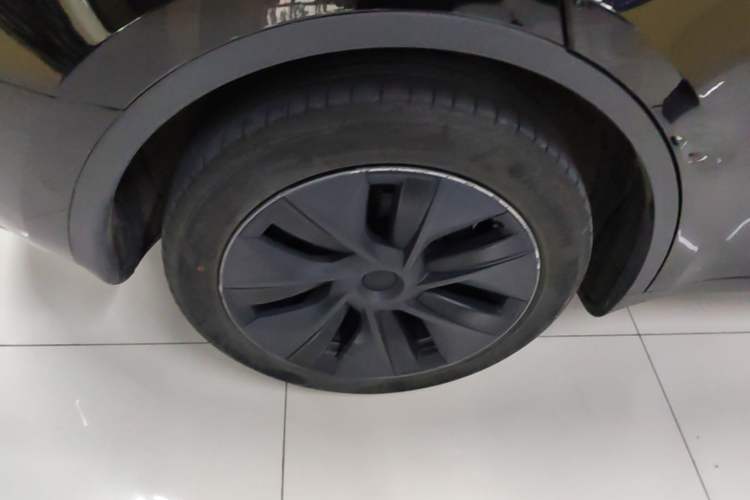 Used Tesla Model Y 2023 Long-Range All-Wheel-Drive Version Right Rear Wheel Hub
