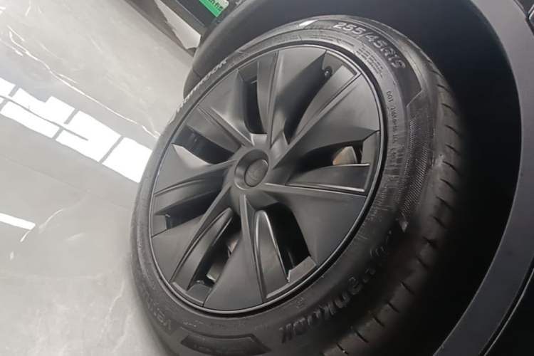Used Tesla Model Y 2023 Long-Range All-Wheel-Drive Version Right Rear Wheel Hub