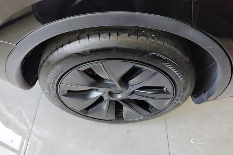Used Tesla Model Y 2023 Rear-Wheel-Drive Version Right Rear Wheel Hub