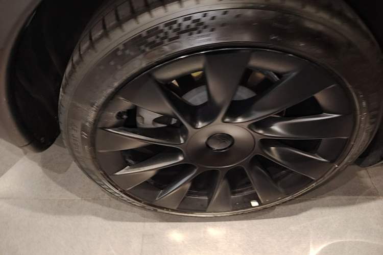 Used Tesla Model Y 2023 Long-Range All-Wheel-Drive Version Right Rear Wheel Hub