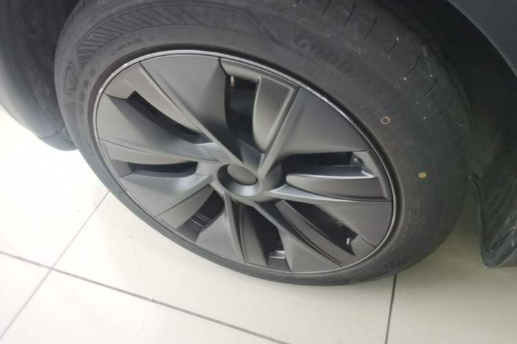 Used Tesla Model Y 2023 Rear-Wheel-Drive Version Right Rear Wheel Hub