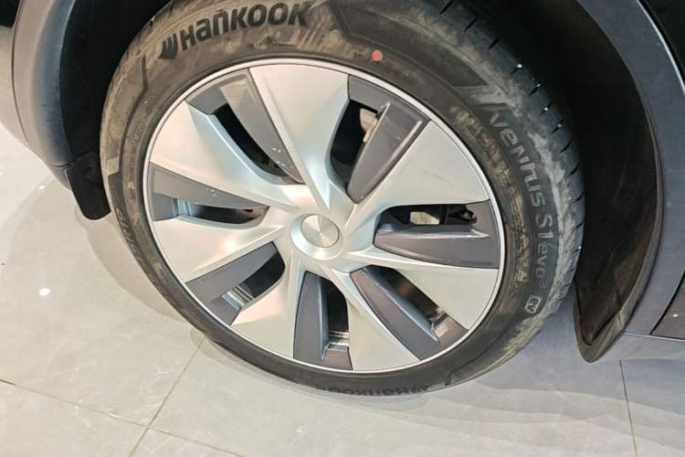 Used Tesla Model Y 2023 Long-Range All-Wheel-Drive Version Right Rear Wheel Hub