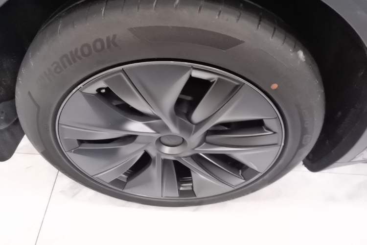 Used Tesla Model Y 2023 Long-Range All-Wheel-Drive Version Right Rear Wheel Hub