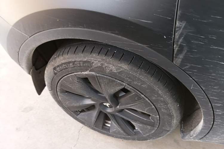 Used Tesla Model Y 2023 Long-Range All-Wheel-Drive Version Right Rear Wheel Hub