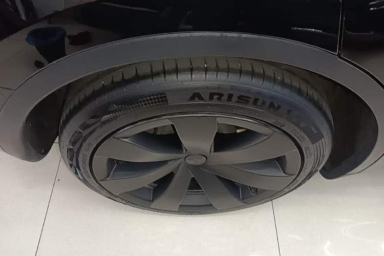 Used Tesla Model Y 2023 Rear-Wheel-Drive Version Right Rear Wheel Hub