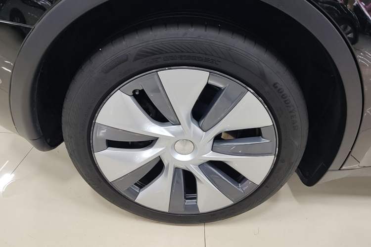 Used Tesla Model Y 2023 Rear-Wheel-Drive Version Right Rear Wheel Hub