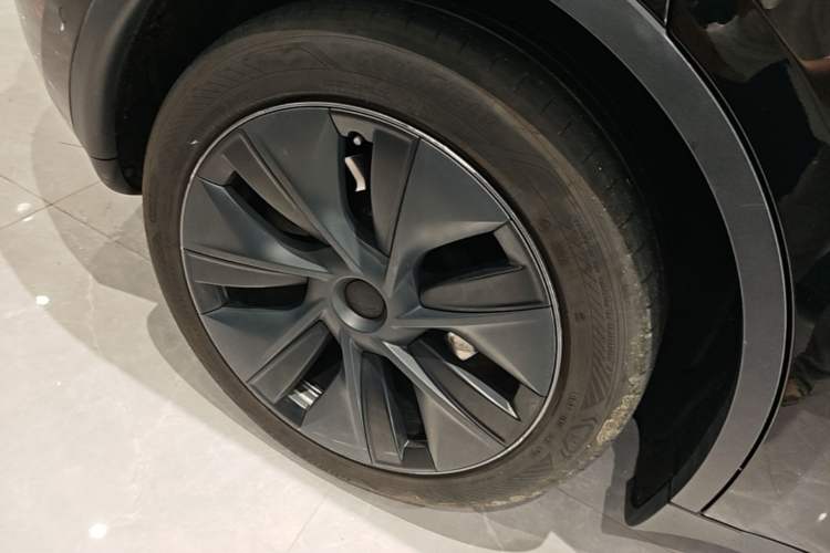 Used Tesla Model Y 2023 Rear-Wheel-Drive Version Right Rear Wheel Hub