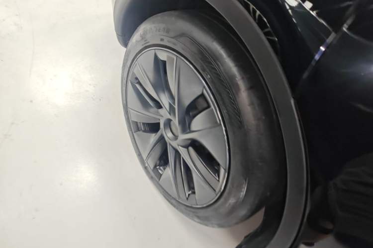 Used Tesla Model Y 2023 Rear-Wheel-Drive Version Right Rear Wheel Hub
