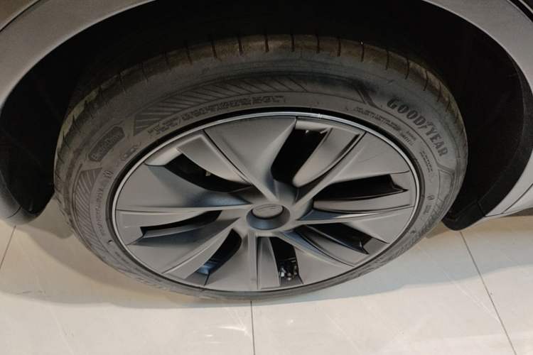 Used Tesla Model Y 2023 Rear-Wheel-Drive Version Right Rear Wheel Hub