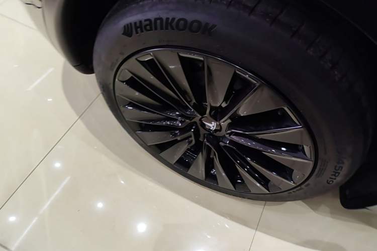 Used Tesla Model Y 2023 Rear-Wheel-Drive Version Right Rear Wheel Hub