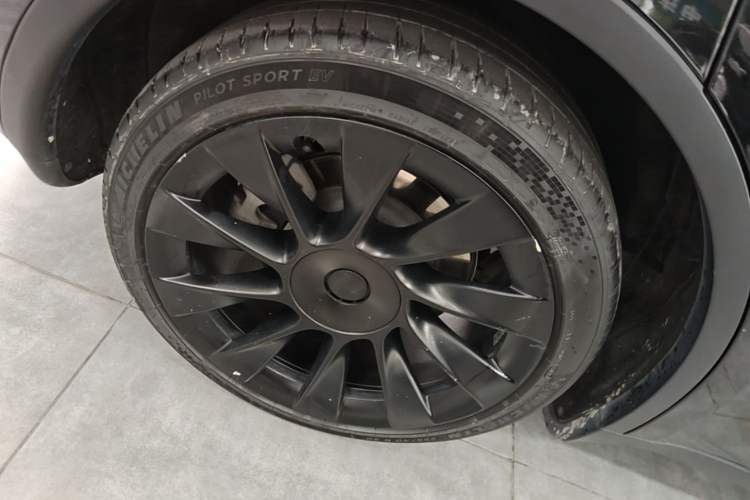 Used Tesla Model Y 2023 Rear-Wheel-Drive Version Right Rear Wheel Hub