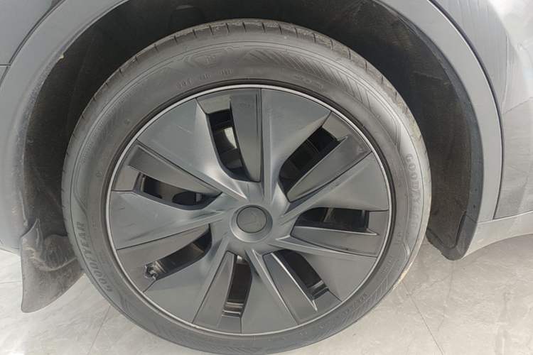 Used Tesla Model Y 2023 Rear-Wheel-Drive Version Right Rear Wheel Hub