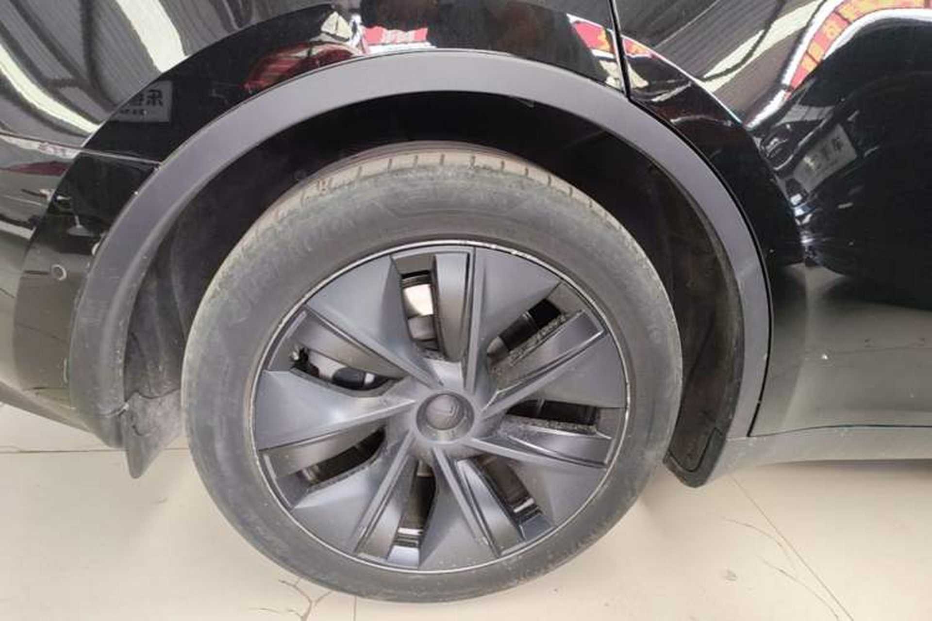Used Tesla Model Y 2023 Long-Range All-Wheel-Drive Version Right Rear Wheel Hub