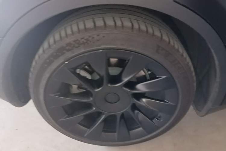 Used Tesla Model Y 2023 Long-Range All-Wheel-Drive Version Right Rear Wheel Hub