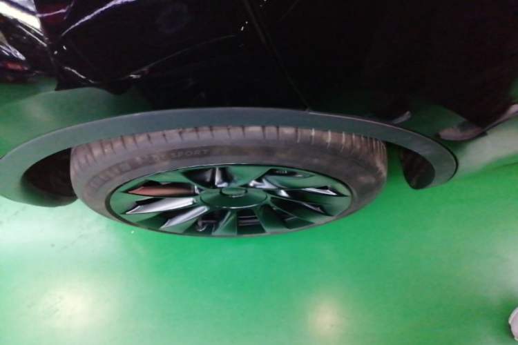 Used Tesla Model Y 2023 Long-Range All-Wheel-Drive Version Right Rear Wheel Hub