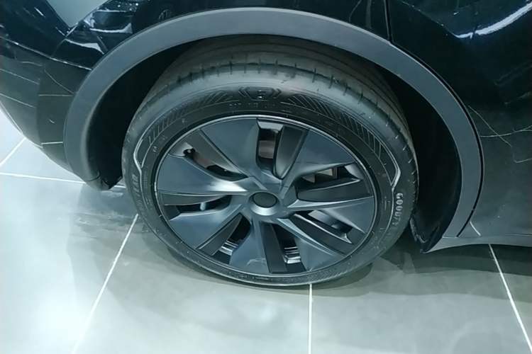 Used Tesla Model Y 2023 Rear-Wheel-Drive Version Right Rear Wheel Hub